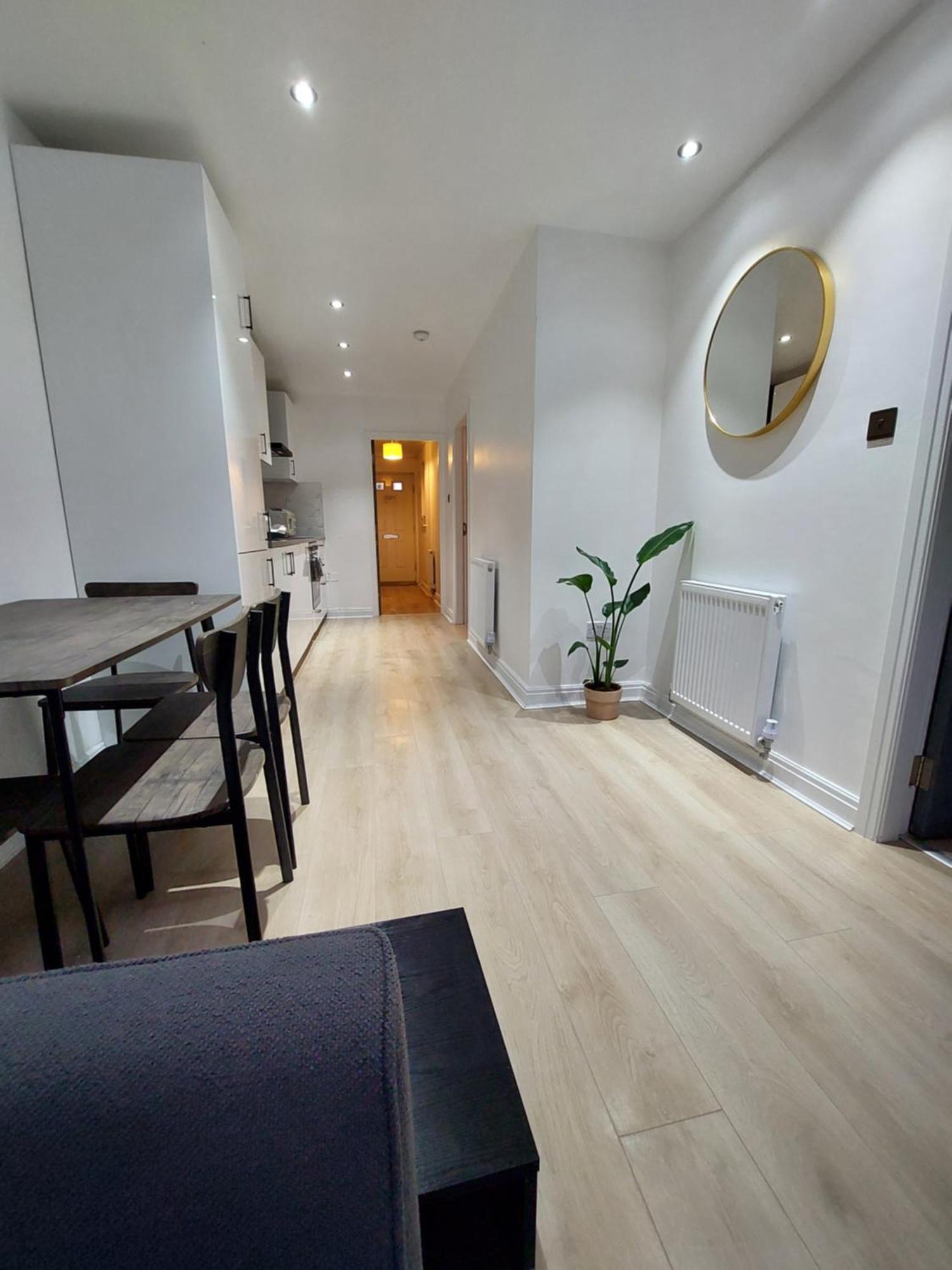 Bankwell Street Two Bedroom -Apartment With Parking — Photos 2